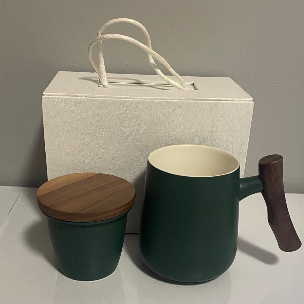 Brand NewElegant Ceramic Dark Green Mug Set with Wooden Handle and Lid.